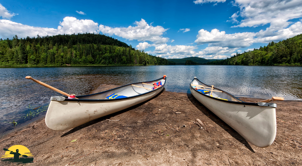 Two canoes are stoping besides the lake  